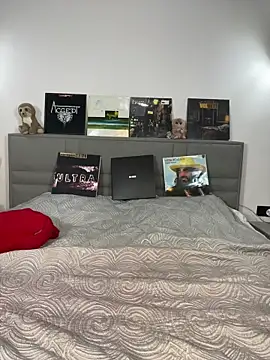 CurlyLara live sex cam