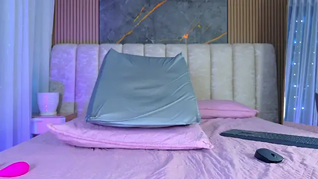 mia_scot webcam
