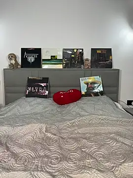 CurlyLara live sex cam
