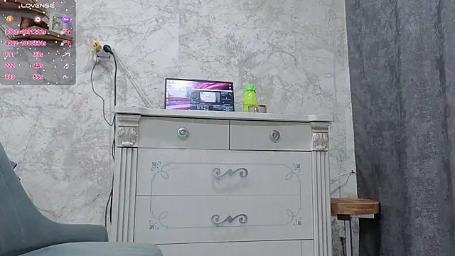 strawberry_Mira live cam on StripChat