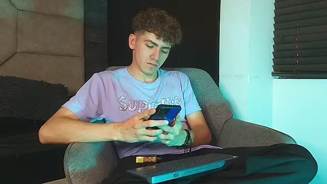 Tyler_Mcrey live cam on StripChat