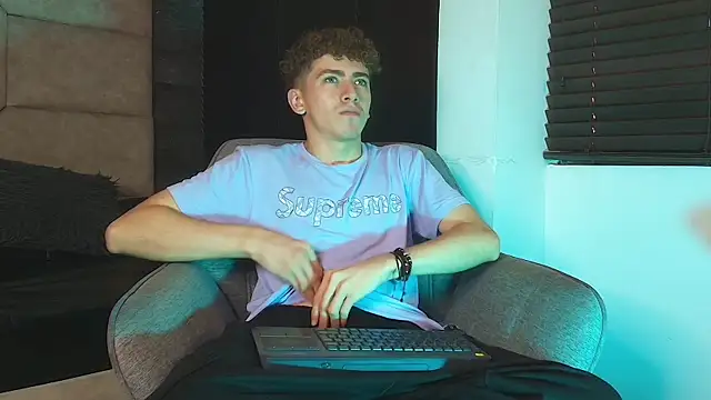 Tyler_Mcrey live cam on StripChat