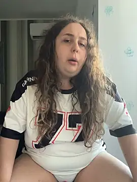 CurlyMaddie webcam