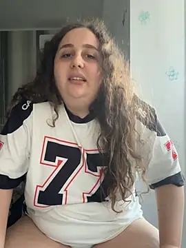 CurlyMaddie webcam
