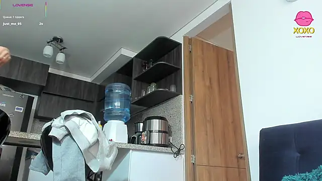 Bessie32 live cam on StripChat