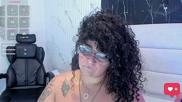 Reginavegaa live cam on StripChat