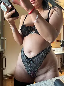 Hotmomcheckk_ live cam on StripChat