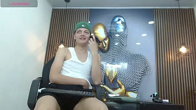 AlejoBussnek live sex cam
