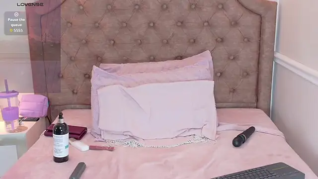 ViolettaReyyes live cam on StripChat