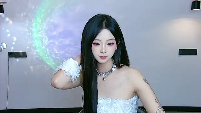 queen-001 live webcam show
