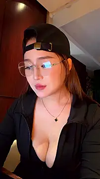 momoli60 live webcam show