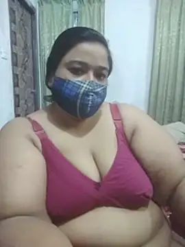 momo_loves live cam on StripChat