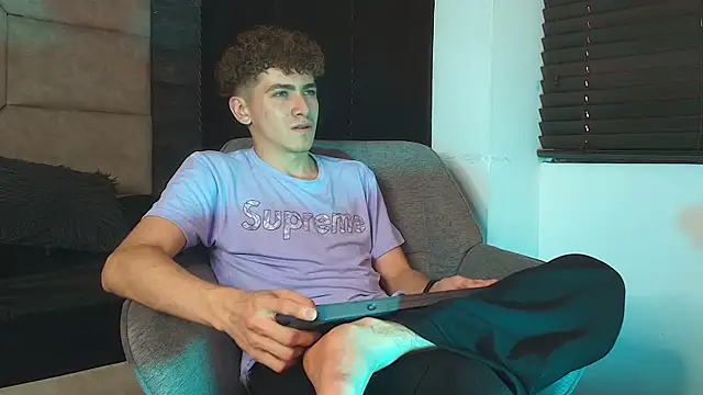 Tyler_Mcrey live cam on StripChat