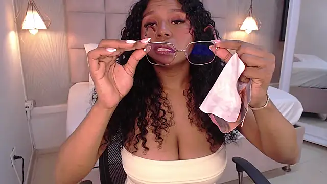 CandyBrunette live cam on StripChat