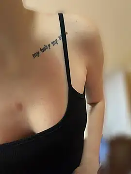 RoseRowley live sex cam