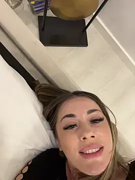 IsabellaEtthan live cam on StripChat