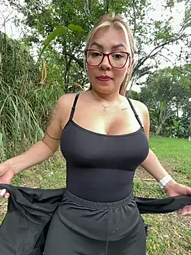dianita_1988 (F milf) - squirt public park