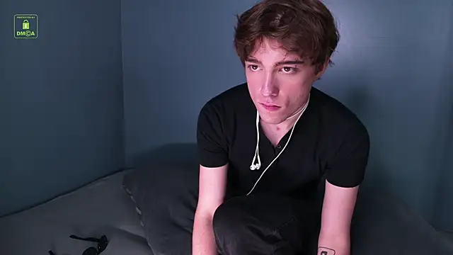 mark_shot (M young) - show hard cock