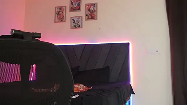 Onlyishuu live webcam show