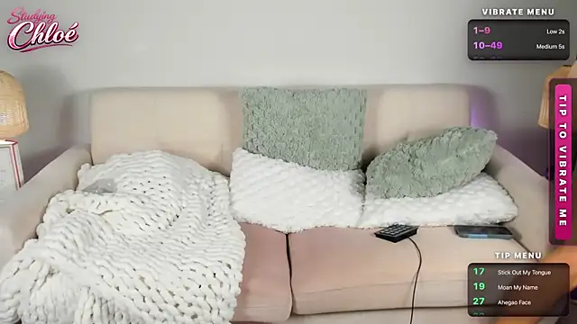 itschloelaurent live cam on StripChat