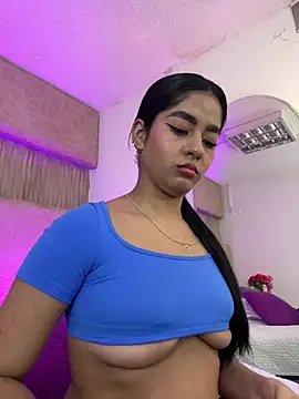 _kyraa_ (F teen) - Zoom in on my lips and lick my fingers👅