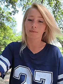poppy_xo (F milf) - Public Squirt highest tip = TOY CONTROL