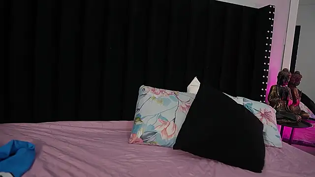 kinkylittlegirll live cam on StripChat