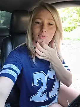 poppy_xo (F milf) - Squirt on Top of Picnic Table
