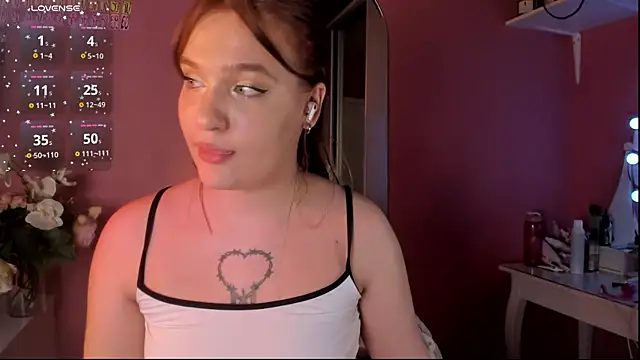 CarolineLovers live cam on StripChat