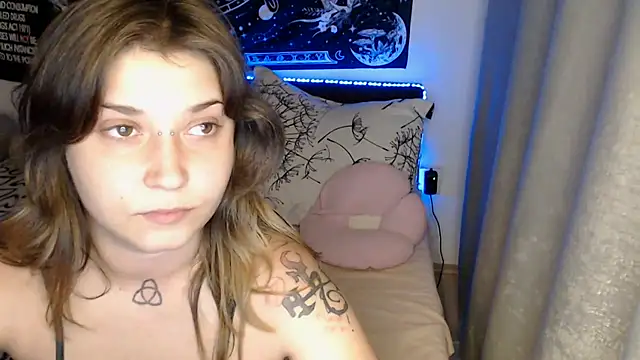 AlienforTwenty live cam on StripChat