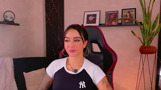 EmmyEvans1 live cam on StripChat