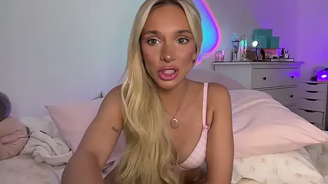 Naughtyblondex live webcam show