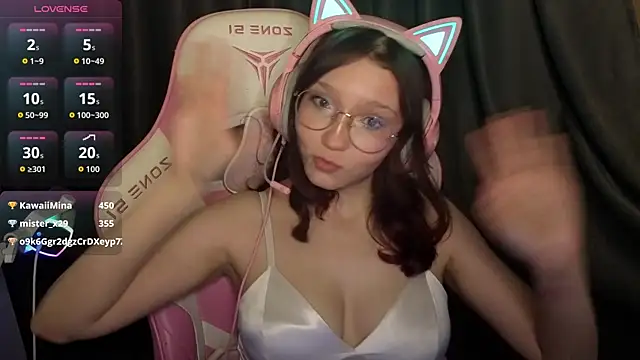 PiinkiAura live webcam show