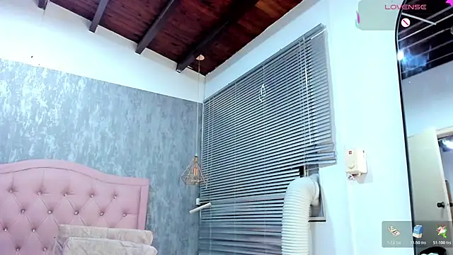 naomidibello live webcam show
