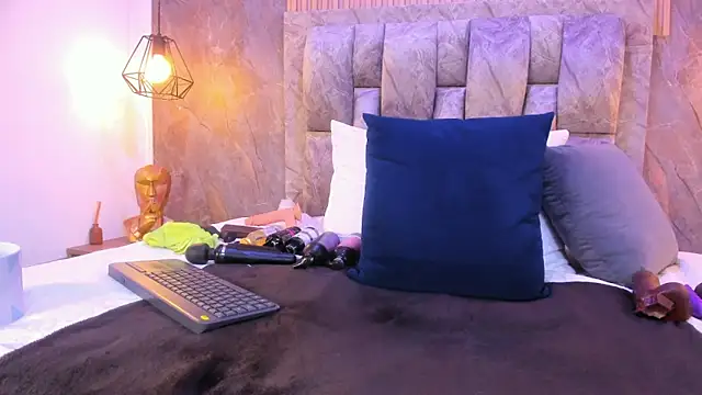 blondehorny699 webcam