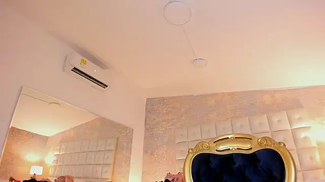 MelaniieRoux webcam