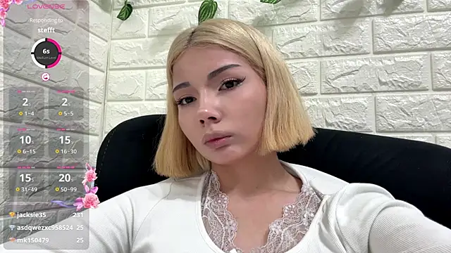 HolliMalory webcam
