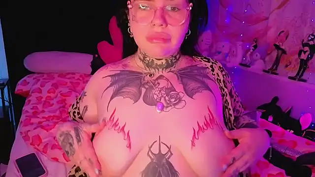 BigBootyHolly webcam