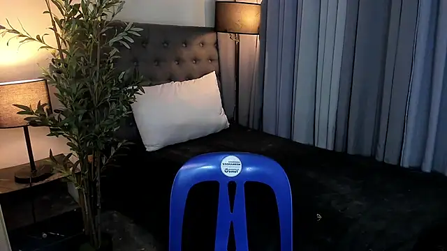 Hugecockasianprincess live cam on StripChat