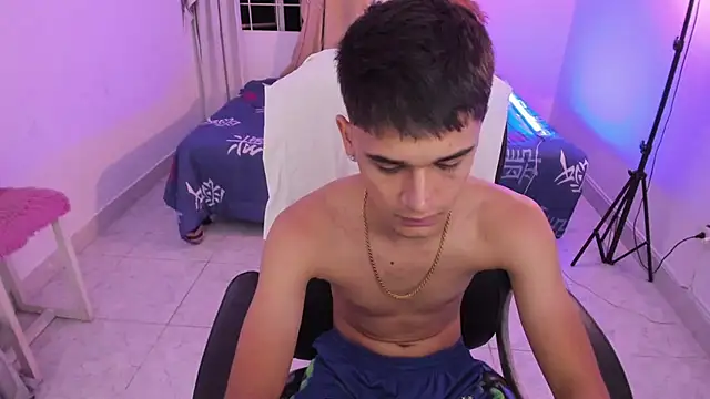 aron_boyy (M twink) - show feets