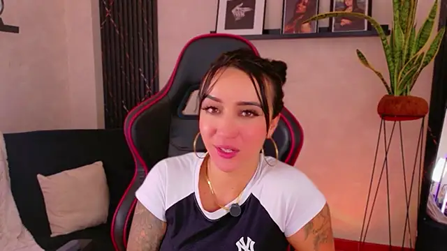 EmmyEvans1 live webcam show