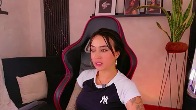 emmyevans1 - EmmyEvans1's free webcam - UK Sex Cams