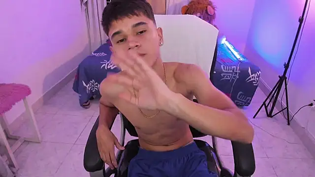 aron_boyy (M twink) - show feets