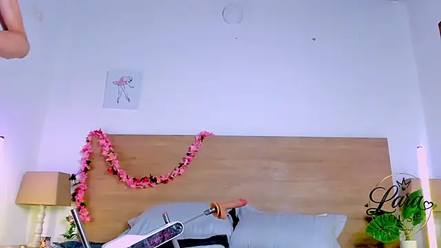 LaraRous live sex cam