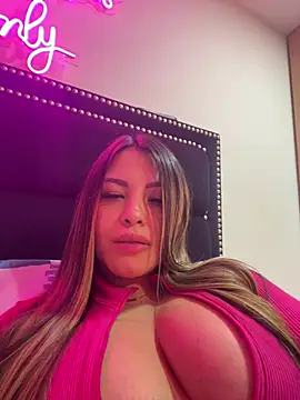 sexyyykloee live cam on StripChat