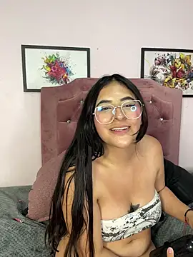 Maggiee_1 live cam on StripChat