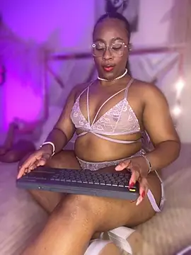 selina_paris live cam on StripChat