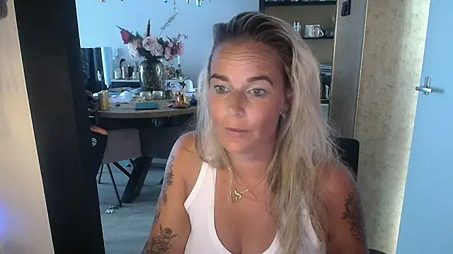xMystiqueMavenx live webcam show