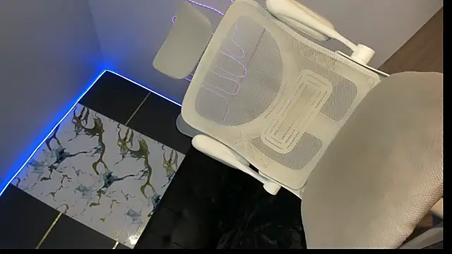 Alexa_therealhorsecock live webcam show