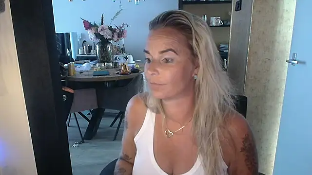 xMystiqueMavenx live webcam show